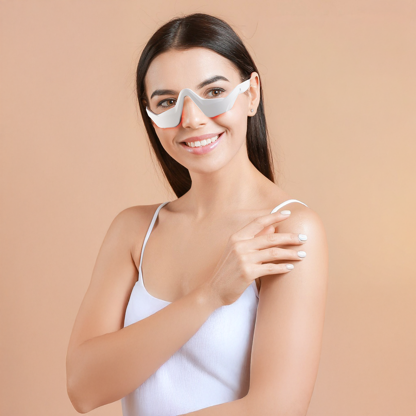 Woman wearing a Redurva Glow on a beige background